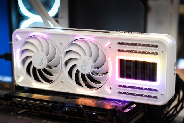 影驰20周年RTX 4070显卡评测 纯白典雅 独特背插