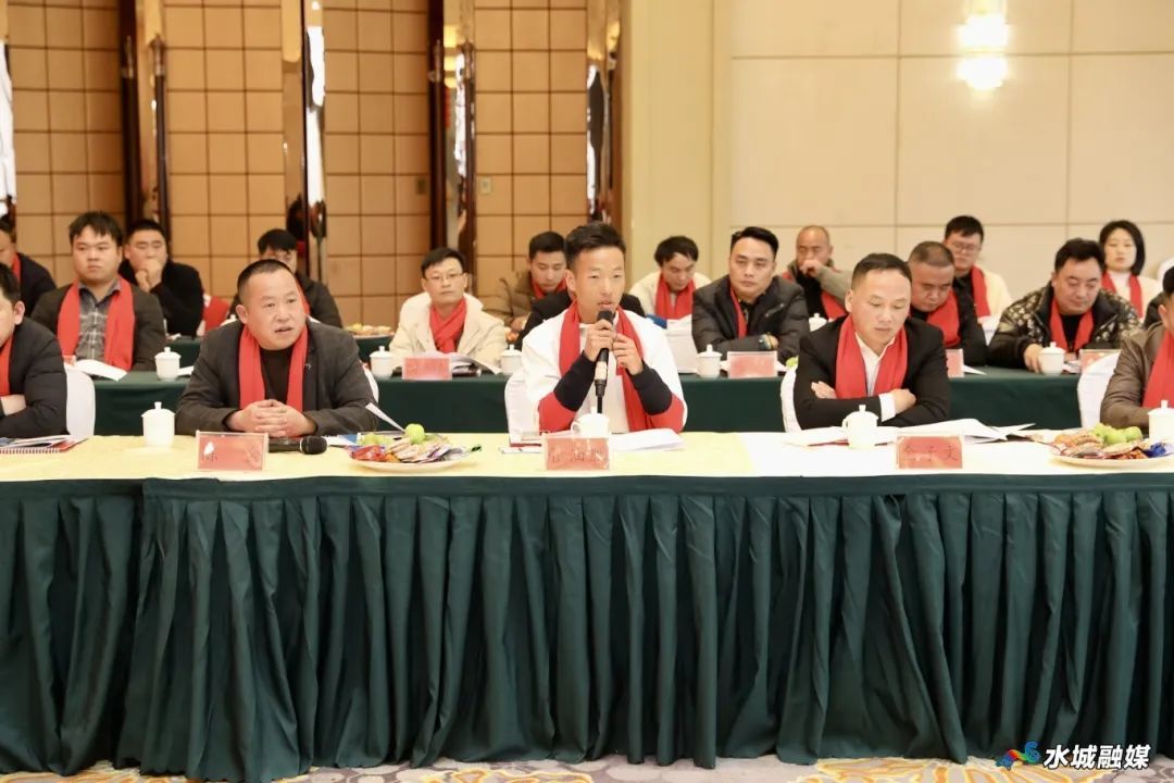与会水城籍企业家发言。