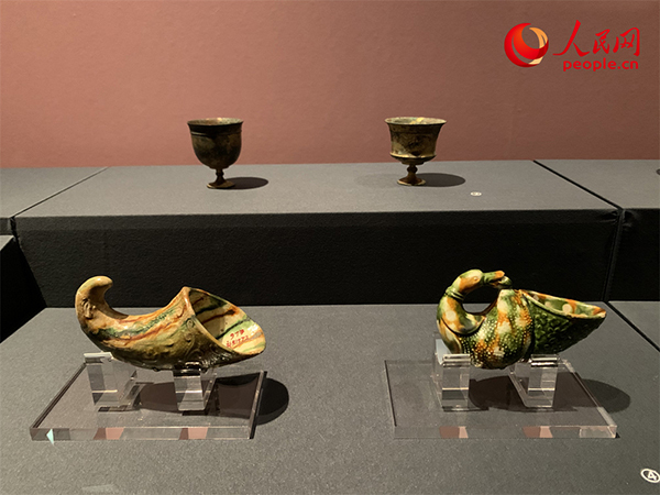 “历史之遇——中国与西亚古代文明交流展”展出的三彩鸭式杯。人民网记者 韦衍行摄<
