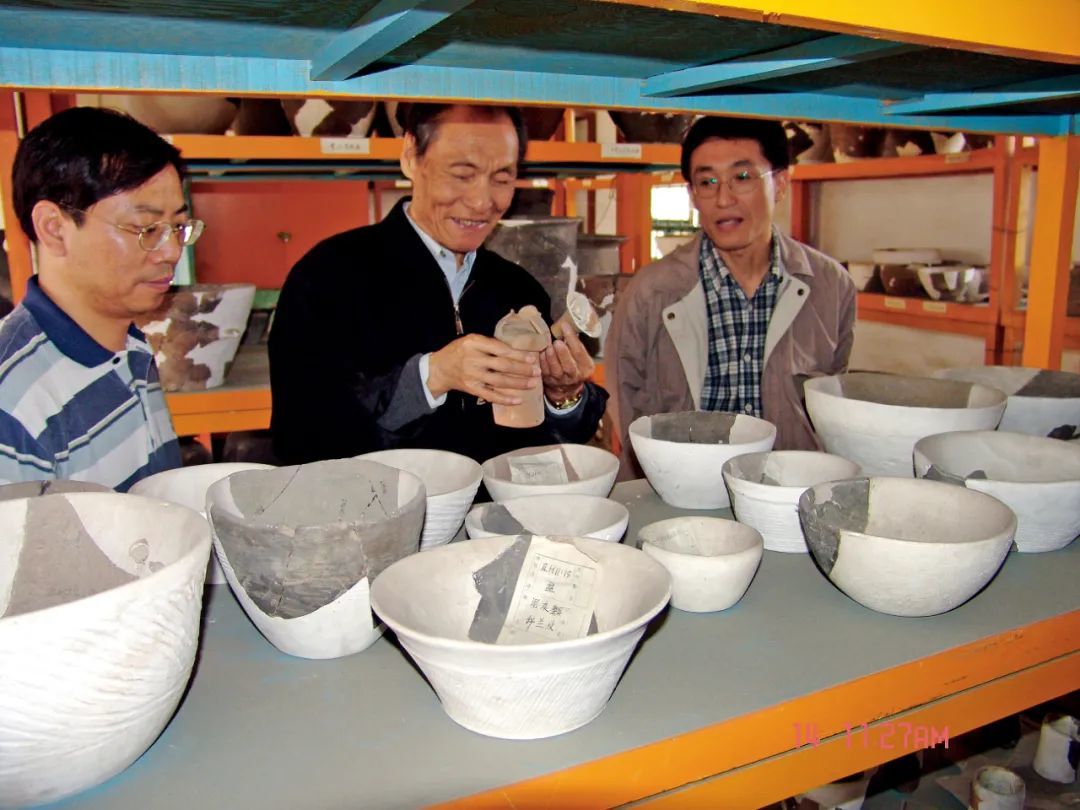 2006年，严文明(中）与考古学者戴向明(左）、张弛(右）在山西垣曲国博考古工作站。图/戴向明提供