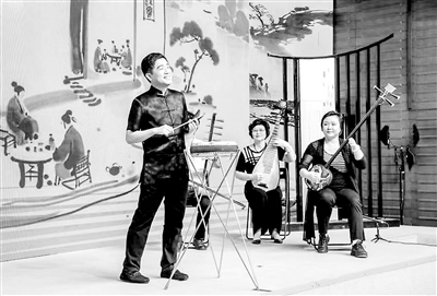 应宁在表演滑稽大鼓《茶馆》