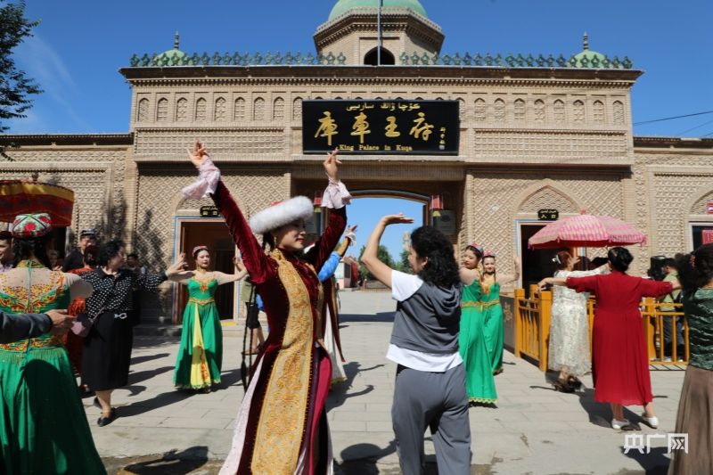 游客在阿克苏地区库车市库车王府、龟兹小巷游玩 （央广网记者丁安 摄）