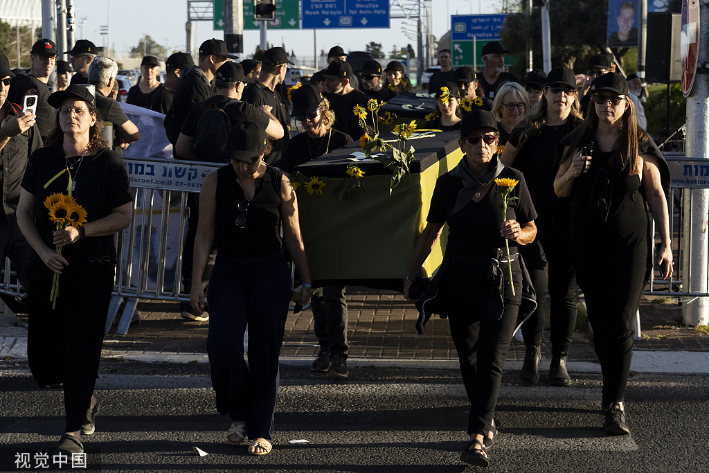 当地时间2024年4月21日，以色列赖阿南纳，加沙地带被劫持人质的家属和支持者抬着一个棺材，呼吁达成人质协议。（图源：视觉中国）