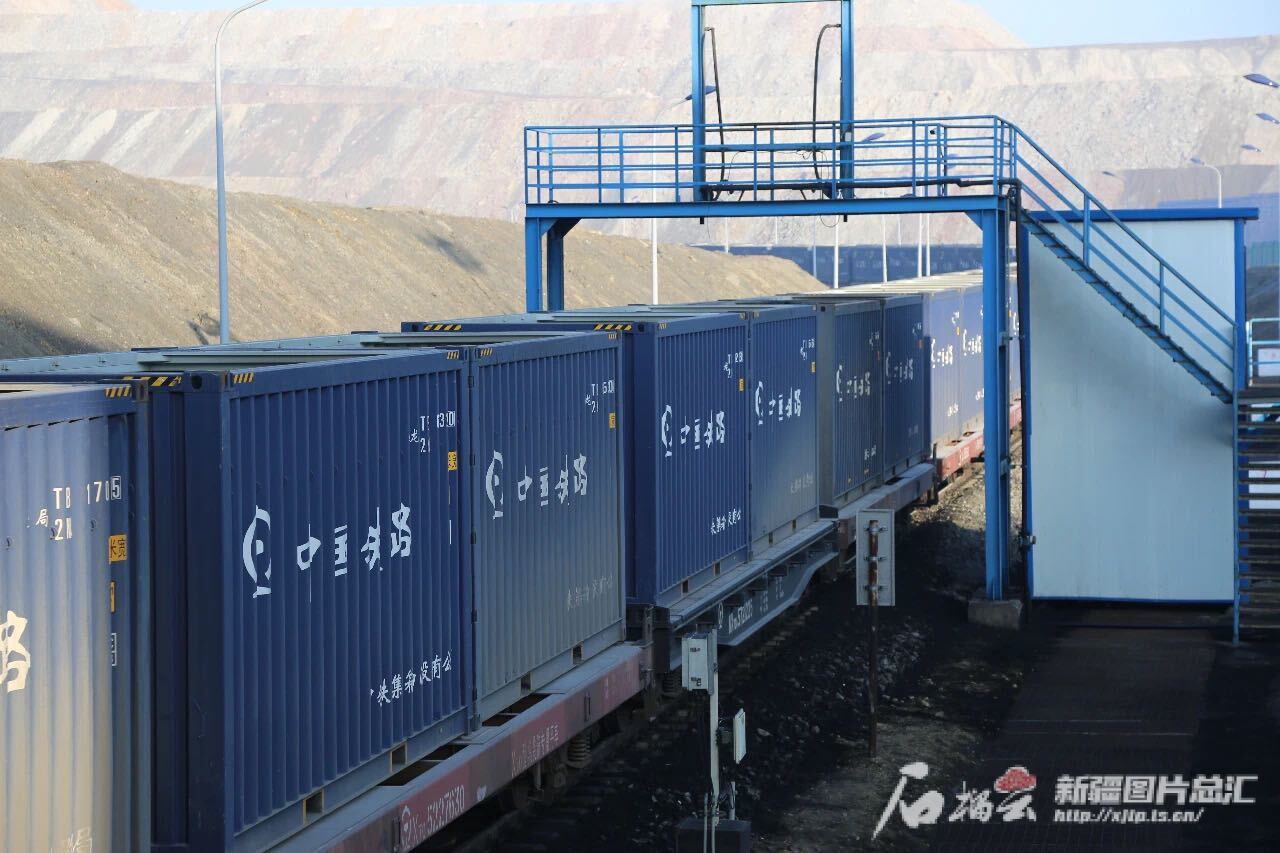 2023年11月22日,乌鲁木齐货运中心准东营业部准东北站正在进行筒仓煤炭装车作业。靳迎海 摄