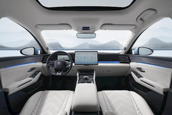 搭载第五代DM-i混动系统!比亚迪秦L DM-i亮相:预计售价12万起