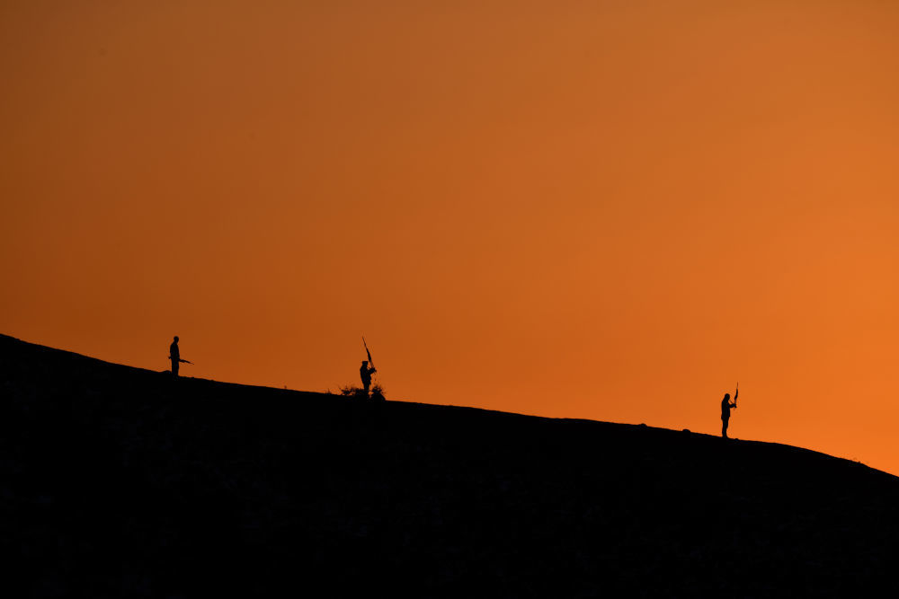 在融水苗族自治县杆洞乡尧告村高山牧场，村民在夕阳下练习吹芦笙（2021年1月18日摄）。