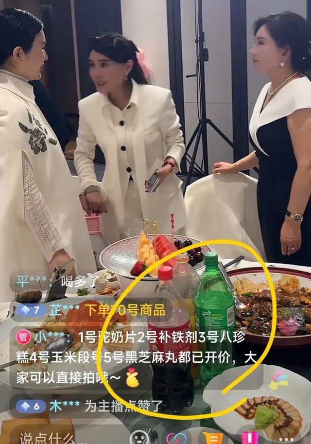 张纪中女儿满月宴直播带货，杜星霖全程黑脸，餐厅地址被扒太离谱