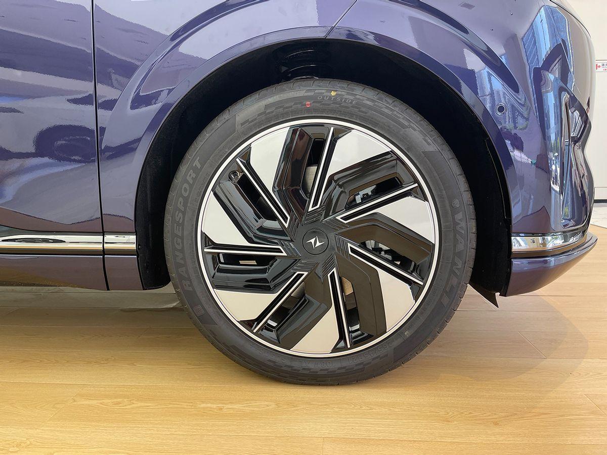 比理想L8便宜10万,也有冰箱彩电大沙发,东风eπ008实拍