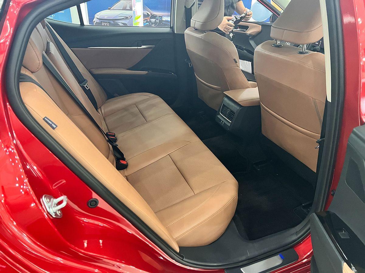 取消2.5燃油版,新增2.0HEV动力,8155芯片上车,全新凯美瑞实拍