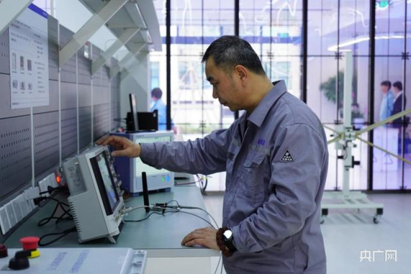 工作人员在进行设备调试（央广网发 实习生郭奕锦 摄）