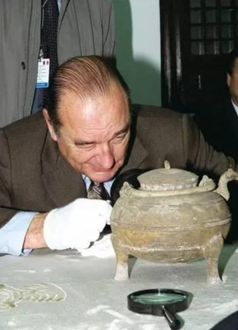 希拉克到访中国时在博物馆研究青铜器。