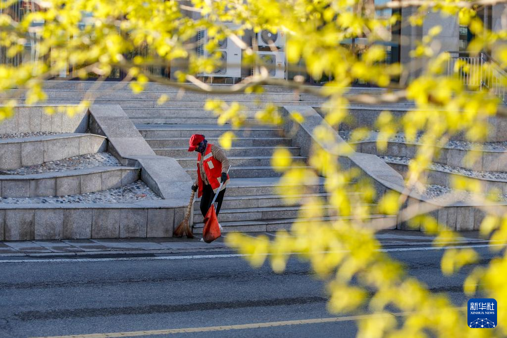 4月19日8时许，环卫工人在清扫街道。新华社记者 陈朔 摄