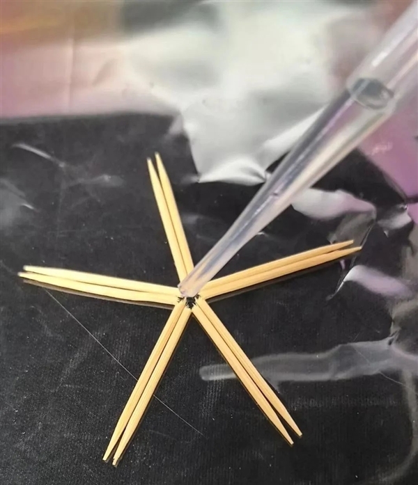 神奇!五根牙签遇水自动组成五角星:中科院揭秘