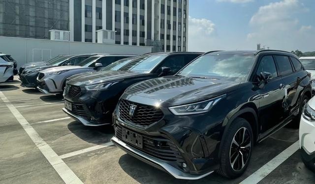 丰田4s店新皇冠陆放5月上市售价更便宜现款降7万清库