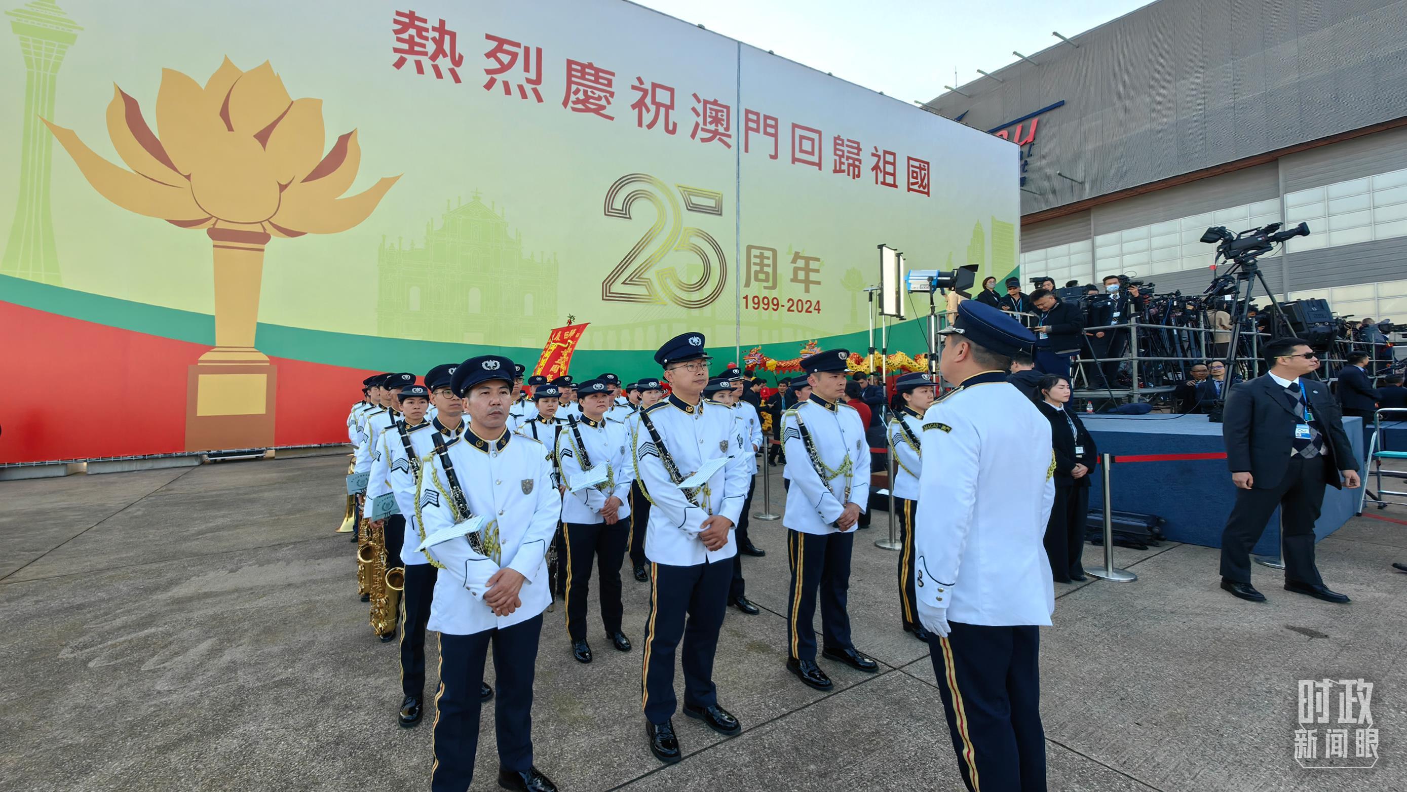 △澳门警察乐队静候习主席到来。（总台央视记者段德文拍摄）