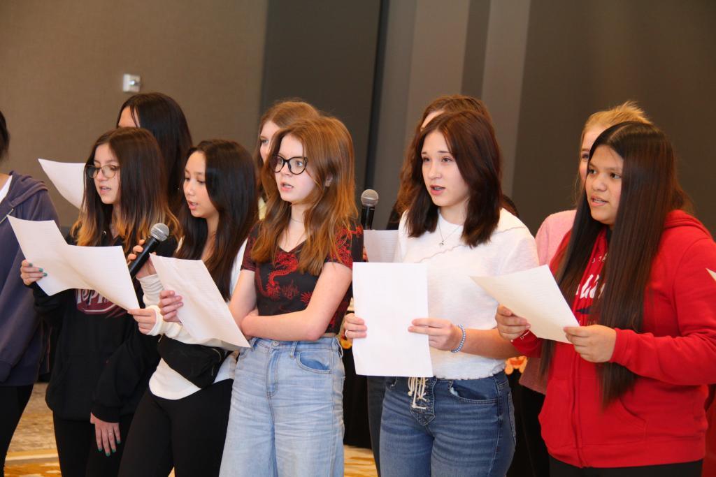 2月9日，在马斯卡廷，马斯卡廷中学学生在演唱中文歌曲。