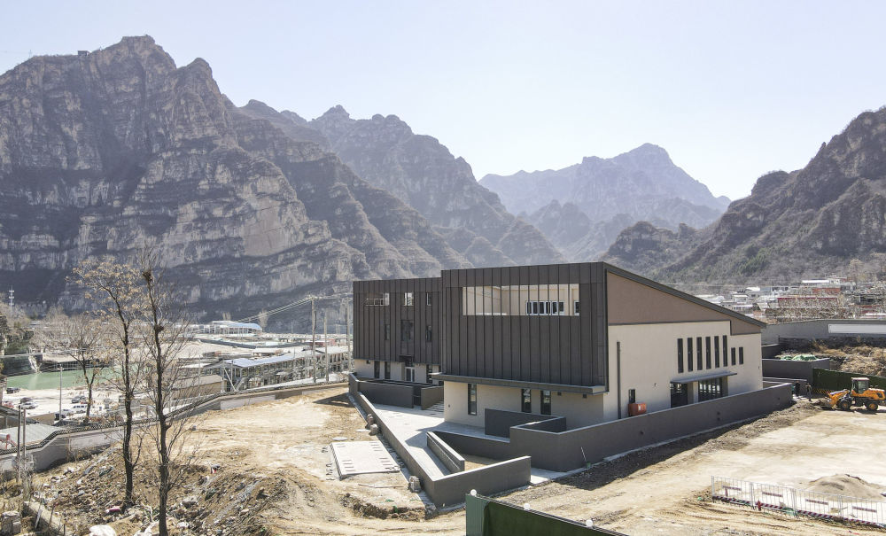 这是2024年3月20日拍摄的北京十渡应急保障中心（无人机照片）。该中心为平急两用房，平时作为社区服务中心，急时作为应急保障中心。新华社记者 陈钟昊 摄