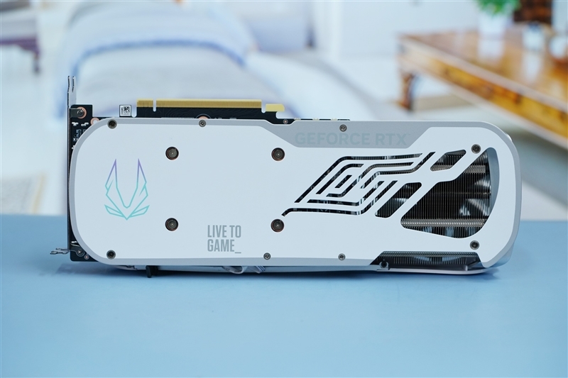 超静音的白色显卡!索泰RTX 4070 Ti SUPER TRINITY OC月白评测: 罕见高频率