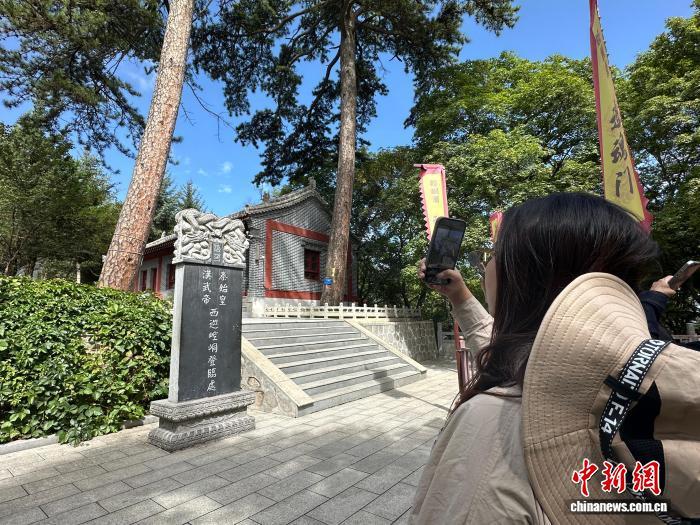 图为台青参观崆峒山 王牧雨 摄