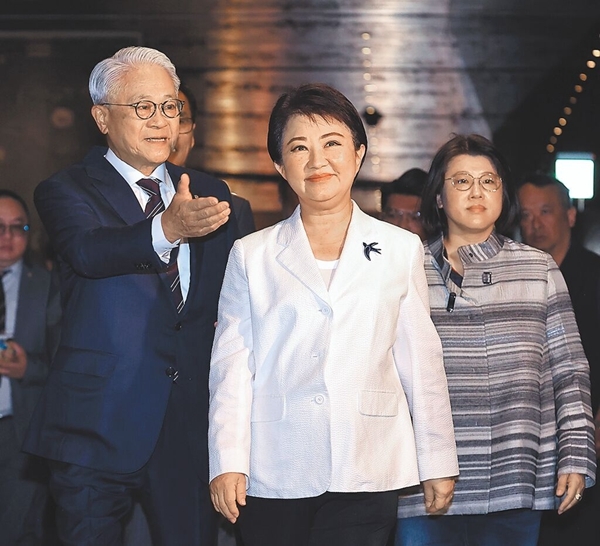 卢秀燕（中）（图片来源：台湾“中时新闻网”）