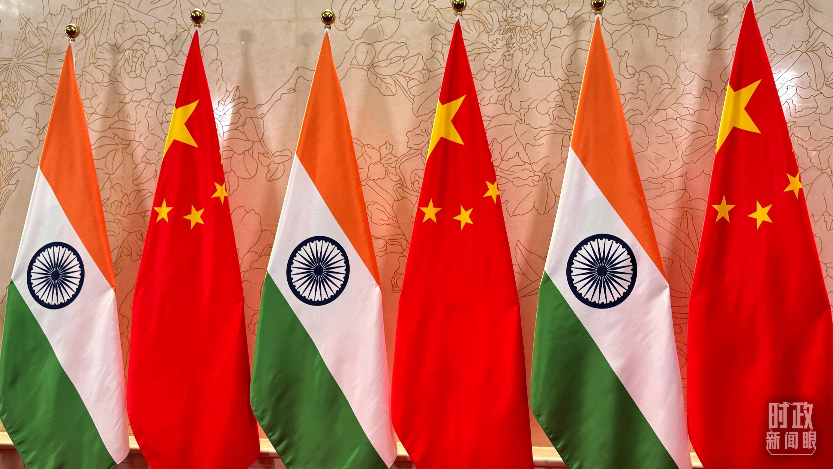 △会见厅外摆放的中印两国国旗。（总台央视记者蒋硕拍摄）