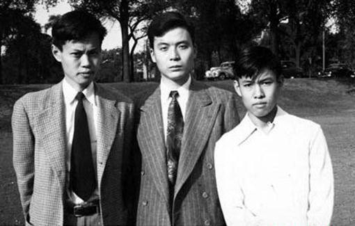 1949年夏天,杨振宁(左)和邓稼先(中)、杨振平(杨振宁胞弟)摄于芝加哥大学。(图/清华大学校史馆)