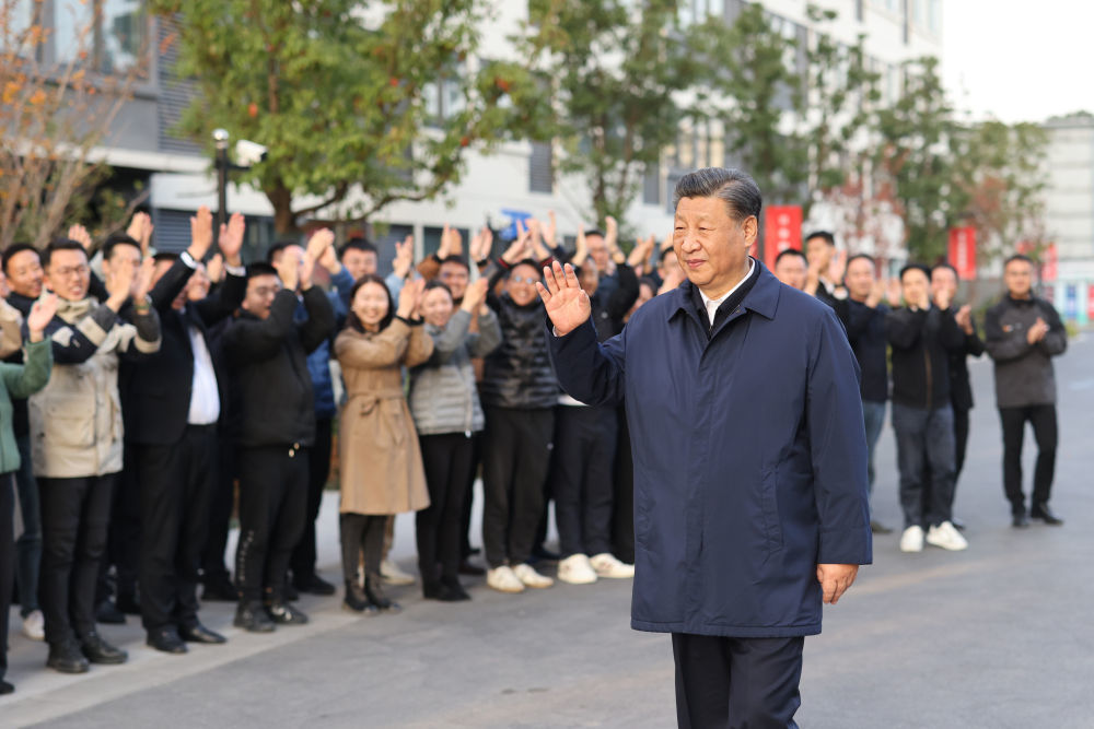 2023年11月29日，习近平总书记在上海市考察闵行区新时代城市建设者管理者之家，了解保障性租赁住房建设情况。