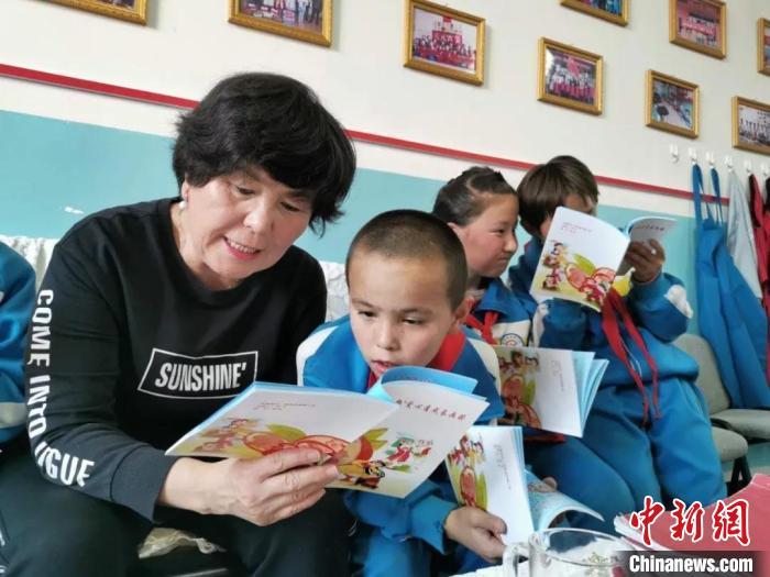 吾吉和学生一起阅读书籍。　张晓敏 摄