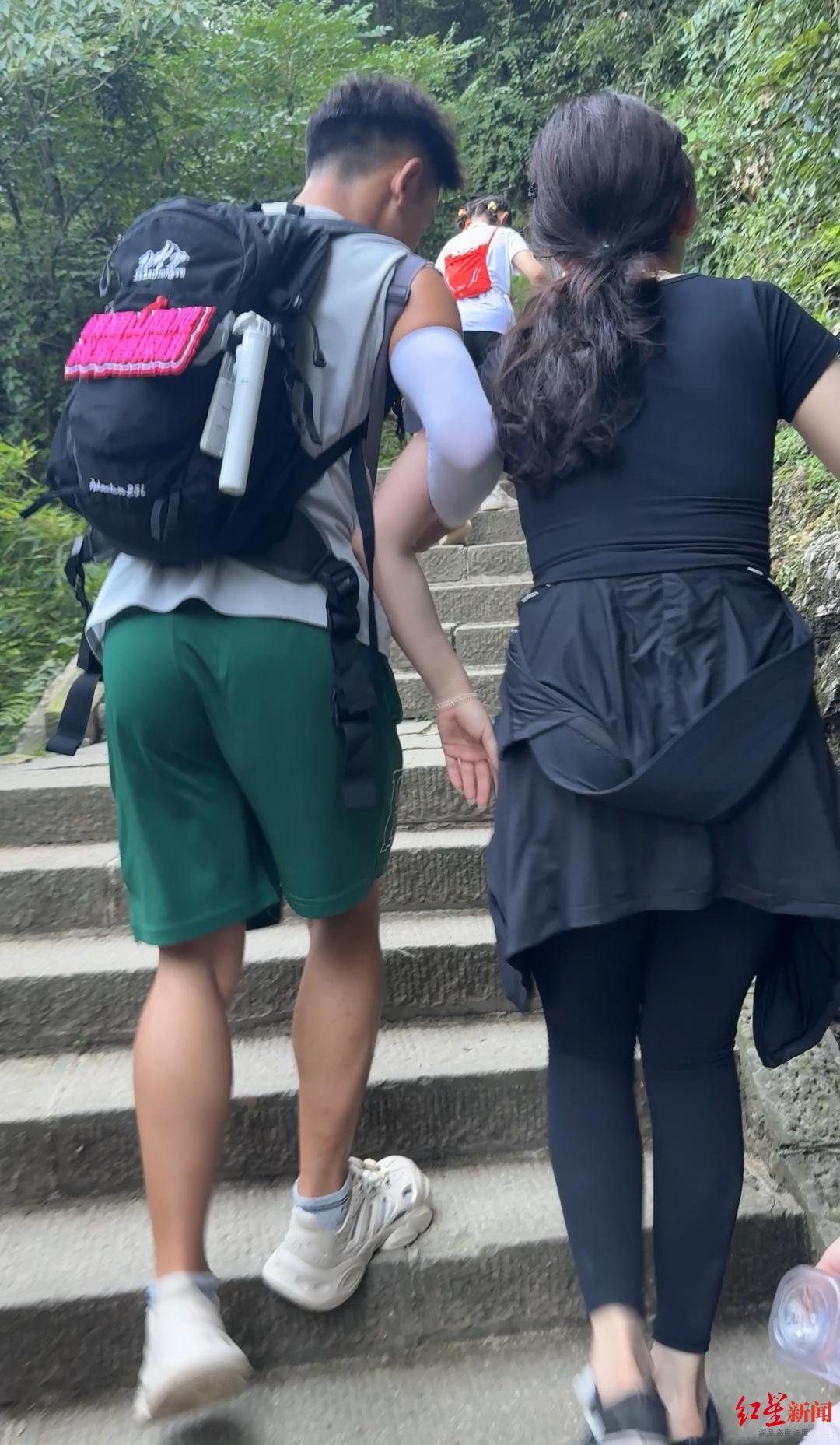 ▲陪爬队员搀扶走累的游客