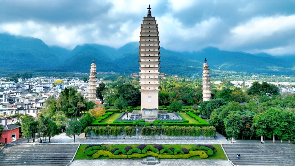 崇圣寺三塔是国务院公布的全国首批重点文物保护单位。