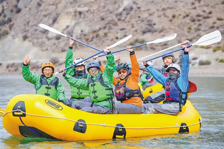 “五一”假期,墨竹工卡唐加乡骑漂行活动举行,近30位户外运动爱好者体验了13公里骑行、4公里徒步、10公里漂流等项目。图为户外运动爱好者体验10公里漂流项目。记者 鹿丽娟 摄