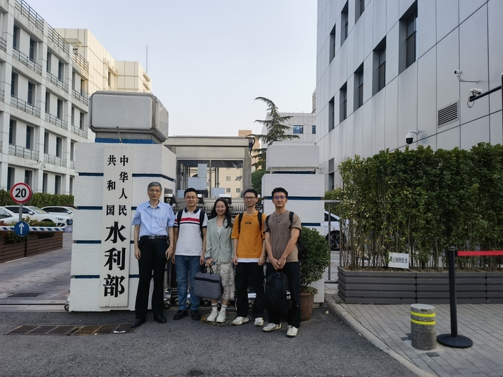 钟平安教授（左一）与朱非林（左二）及团队成员