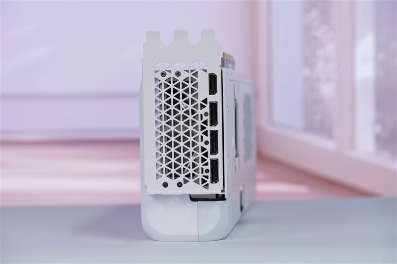 电竞叛客RTX 5070 Ti MAX显卡评测:300W性能释放畅玩4K 隐藏电源线设计海景房绝配