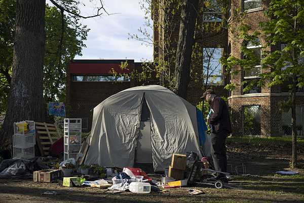 美国芝加哥:官员查看无家可归者营地 视觉中国