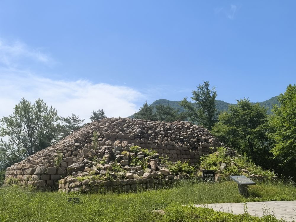 这是丸都山城的一处瞭望台。新华社记者 孙鹏程 摄