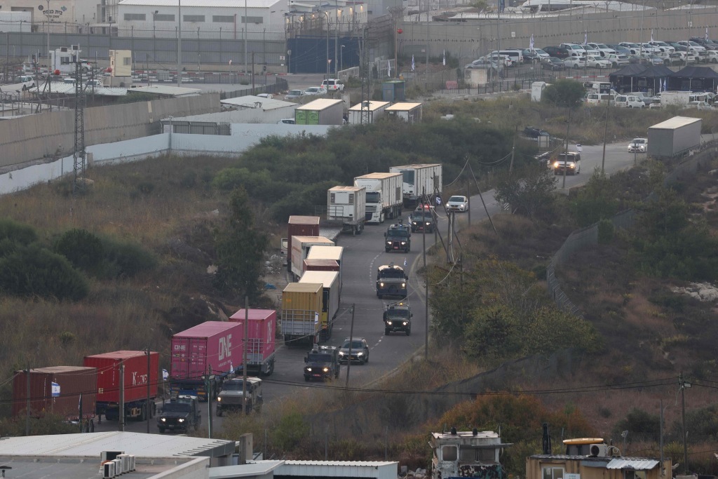 10月13日,约旦河西岸,以色列军方装甲车在拉姆安拉和拜图尼亚之间的奥弗军事监狱外就位,准备释放巴勒斯坦囚犯。