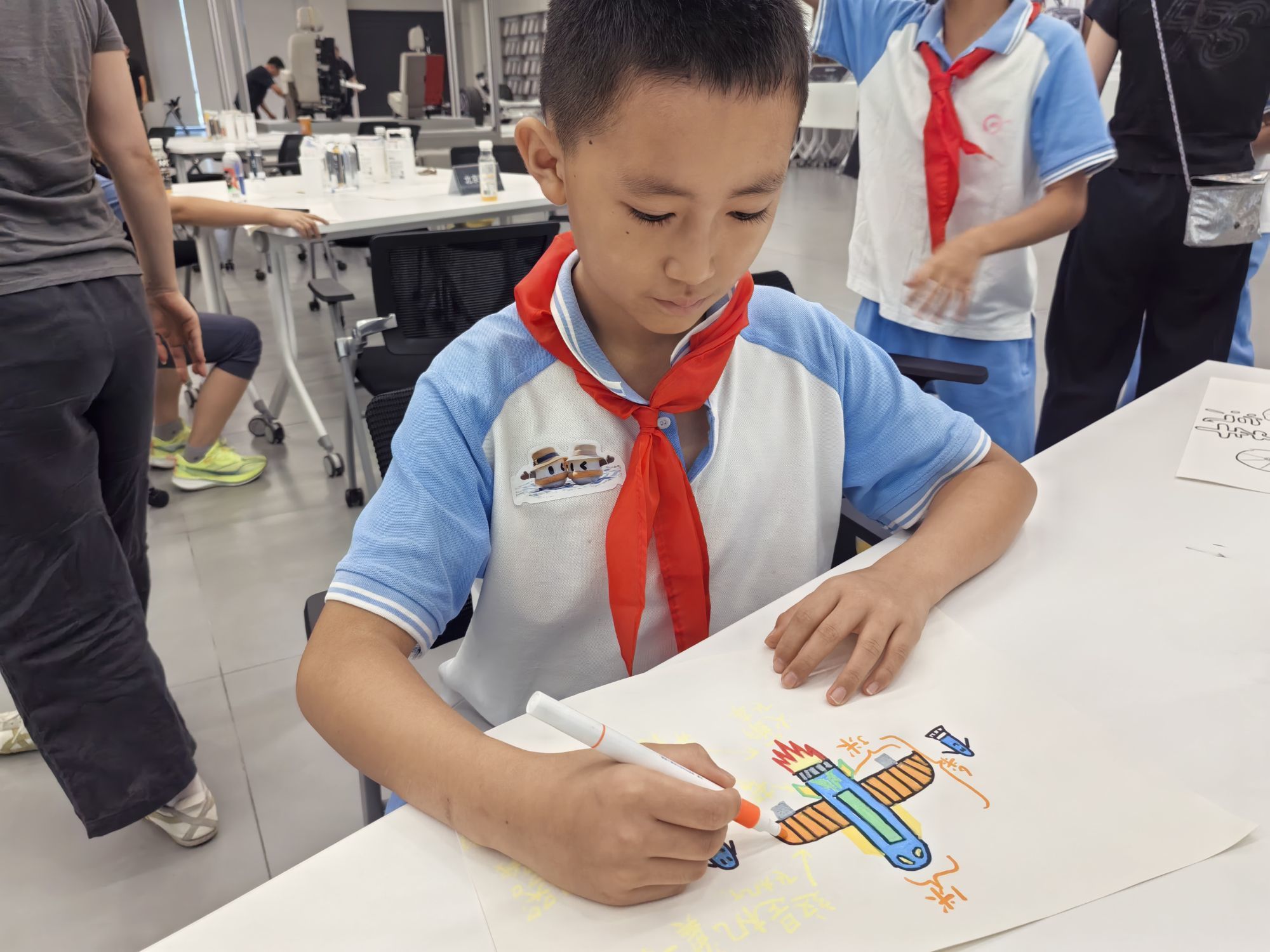 在创意分享会上，小朋友正在描绘未来的汽车是什么样的。