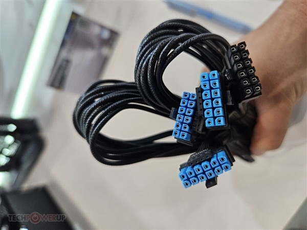 海韵3200W电源配备6个16针接口:杜绝显卡烧毁