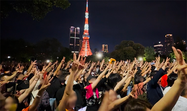 7月20日晚，东京芝公园前支持参政党的日本选民 X平台
