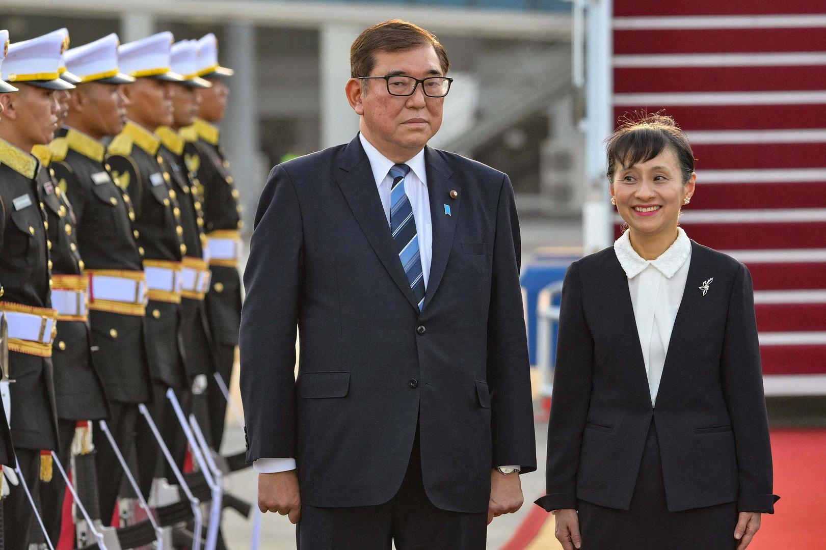 日本“第一夫人”外交首秀引关注：比丈夫人气更高，在大学校园一见钟情_凤凰网