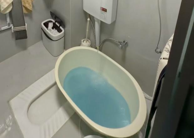 陈先生说,更换管道后,家中自来水仍出现有蓝色液体情况。