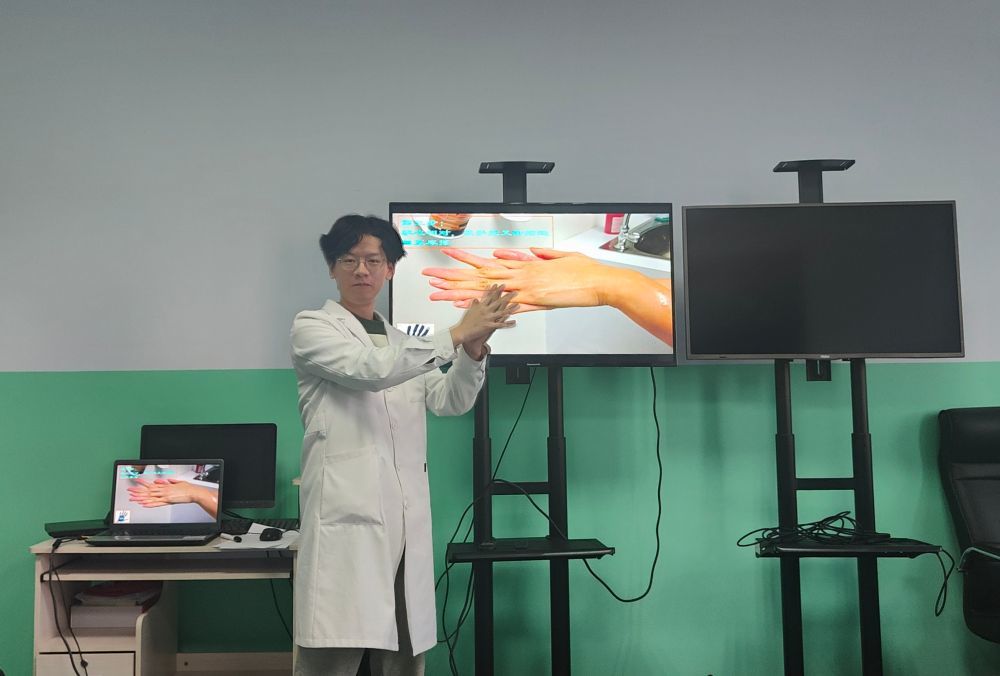王维在院感培训中现场演示“七步洗手法”。