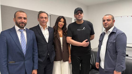 汉尼巴尔(右二)获释后首次公开露面。 图源:沙特阿拉伯卫星电视台报道配图