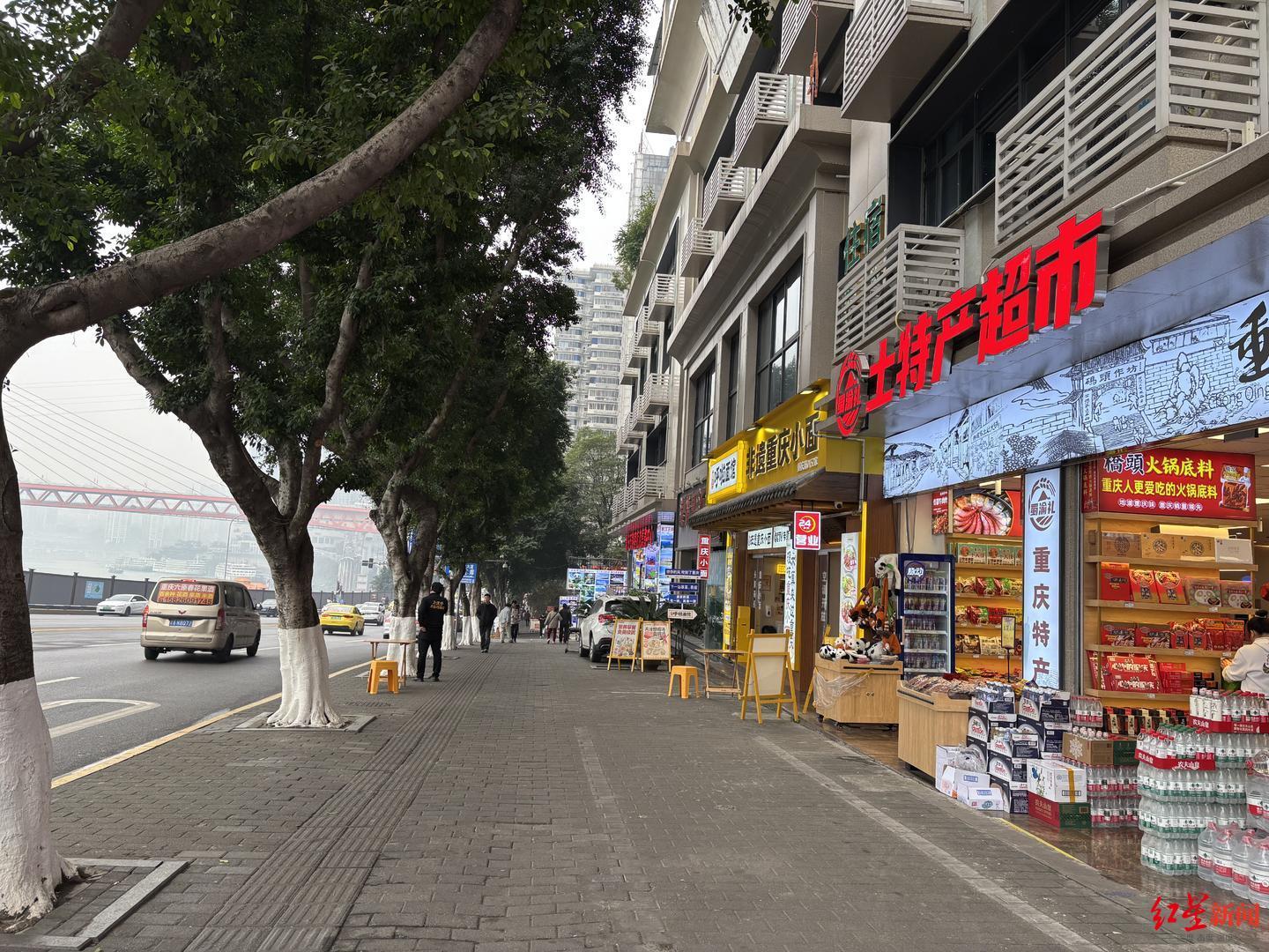 ▲洪崖洞附近,林静摆摊的街道