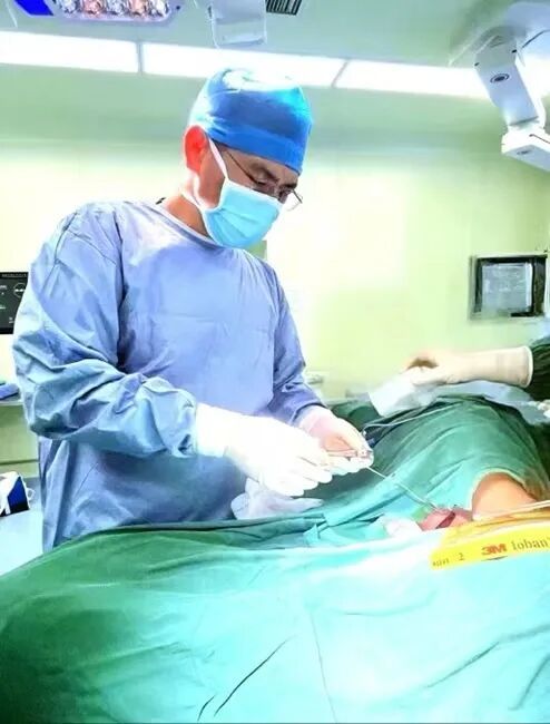 吴敏飞教授率队进行脊髓神经接口植入