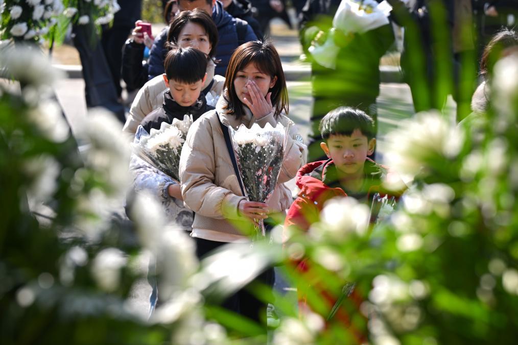 2月10日,人们在武昌殡仪馆大厅外排队等待送别黄旭华院士。新华社记者 肖艺九 摄
