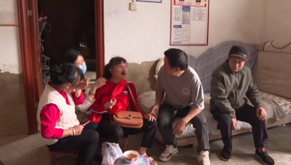 杨琴（左三）和亲人们
