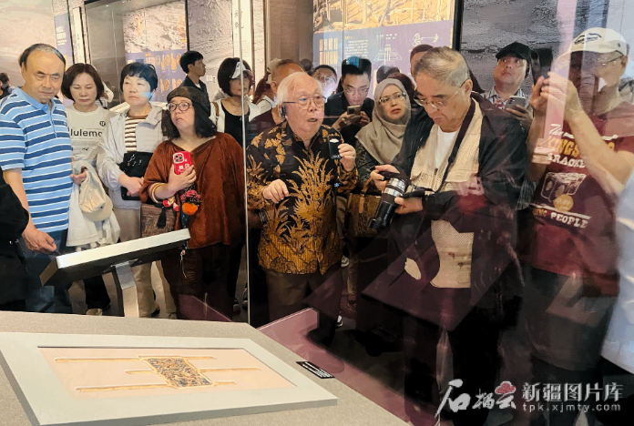 6月3日，代表团参观新疆维吾尔自治区博物馆。石榴云/新疆日报记者 司路路摄