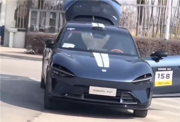 小米YU7最新实车照曝光:无框车门已开可见内饰