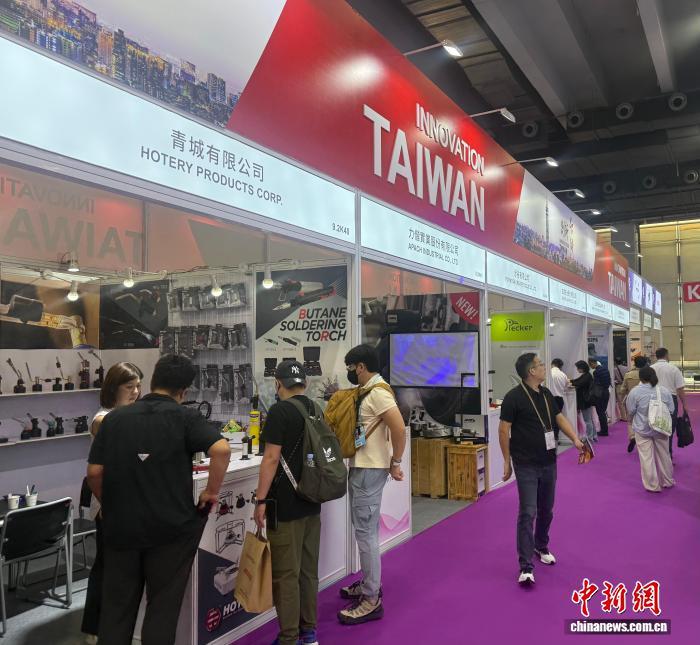 10月16日,第138届中国进出口商品交易会(广交会)正在广州举行,境外采购商在台商展位前询盘。 中新社记者 蔡敏婕 摄